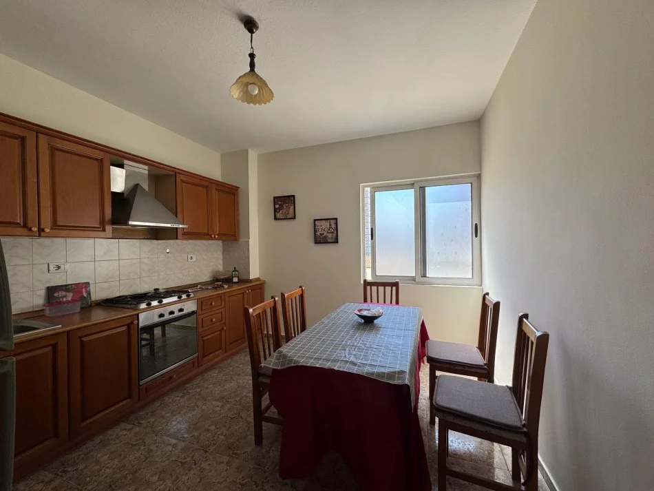 Tirane, jepet me qera apartament 3+1 Kati 3, 112 m² 500 € (Rruga e Kavajes)