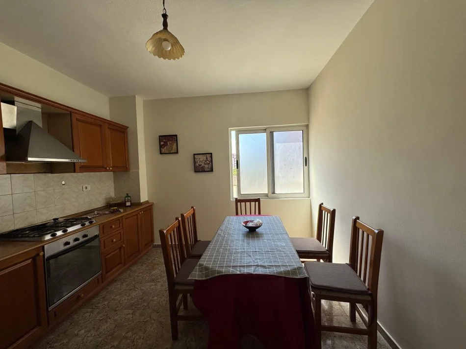 Tirane, jepet me qera apartament 3+1 Kati 3, 112 m² 500 € (Rruga e Kavajes)