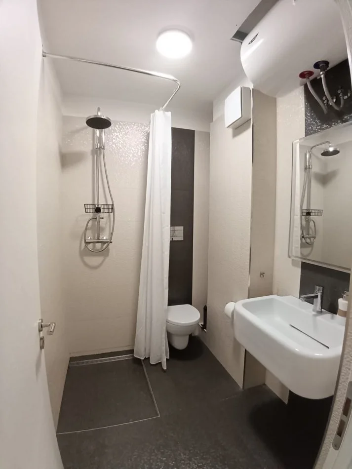 Tirane, jepet me qera apartament 1+1+Ballkon Kati 5, 76 m² 700 € (Pazari i Ri)