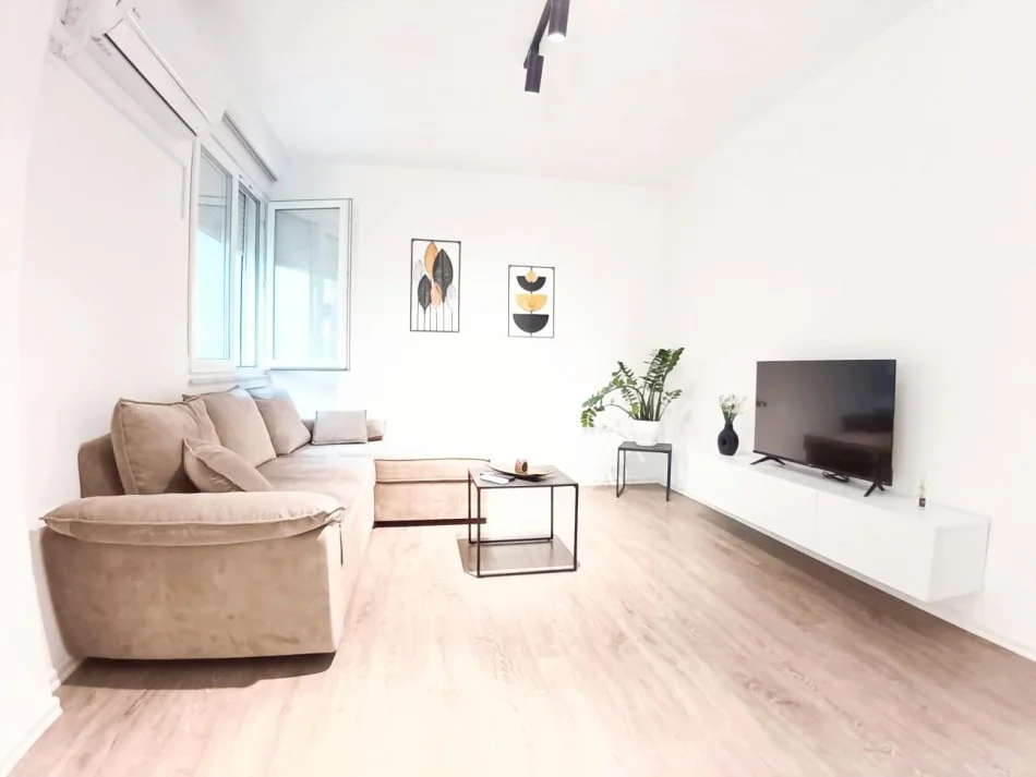 Tirane, jepet me qera apartament 1+1+Ballkon Kati 5, 76 m² 700 € (Pazari i Ri)