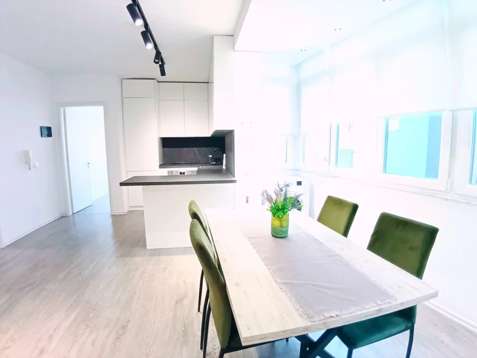 Tirane, jepet me qera apartament 1+1+Ballkon Kati 5, 76 m² 700 € (Pazari i Ri)