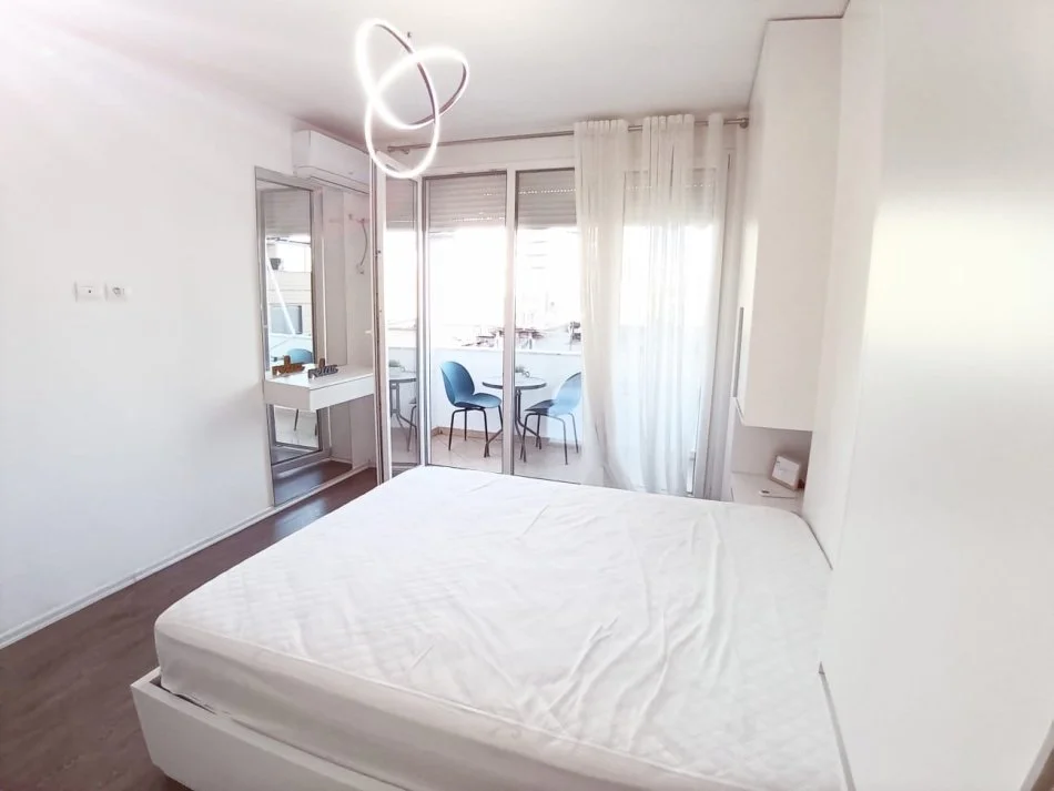 Tirane, jepet me qera apartament 1+1+Ballkon Kati 5, 76 m² 700 € (Pazari i Ri)