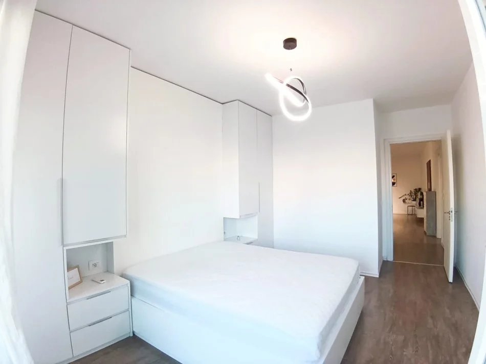 Tirane, jepet me qera apartament 1+1+Ballkon Kati 5, 76 m² 700 € (Pazari i Ri)