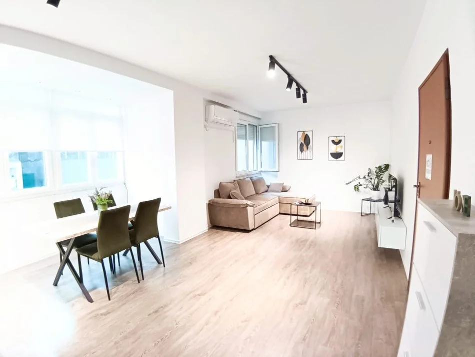 Tirane, jepet me qera apartament 1+1+Ballkon Kati 5, 76 m² 700 € (Pazari i Ri)