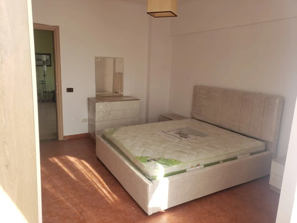Tirane, jepet me qera apartament 2+1+Ballkon Kati 9, 650 € (Komuna e Parisit)