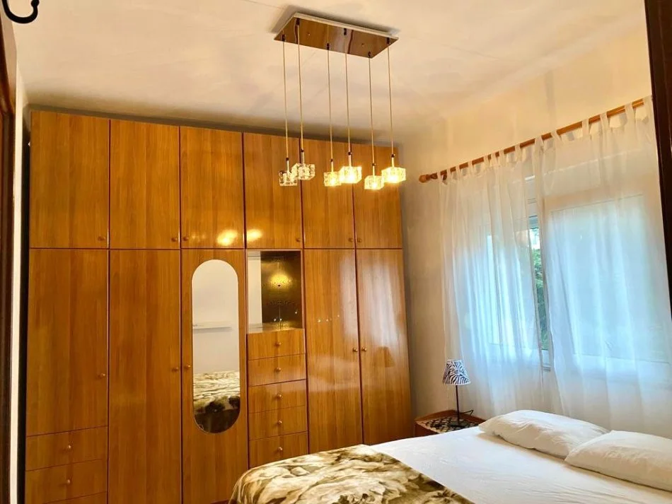 Dubleks me qera 180 m2 3+1+2+1 ballkon + verandë& 1 post parkimi📍21 dhjetori ( frosina plaku) 1000 euro