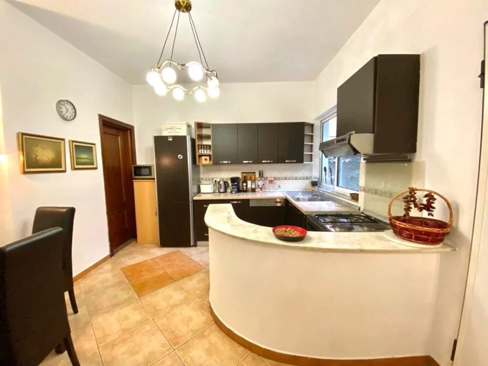 Dubleks me qera 180 m2 3+1+2+1 ballkon + verandë& 1 post parkimi📍21 dhjetori ( frosina plaku) 1000 euro