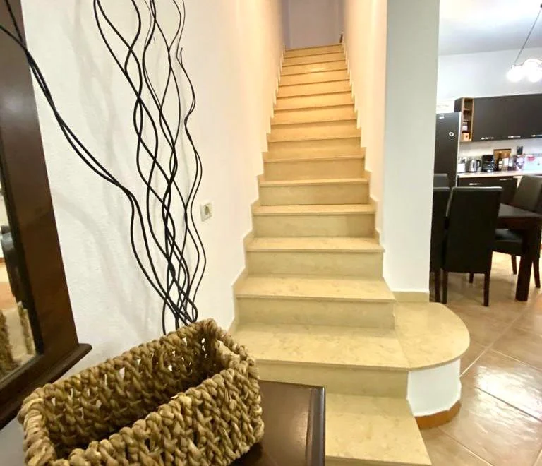 Dubleks me qera 180 m2 3+1+2+1 ballkon + verandë& 1 post parkimi📍21 dhjetori ( frosina plaku) 1000 euro