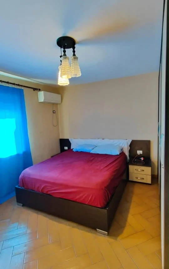 Tirane, jepet me qera apartament 2+1+Ballkon Kati 4, 75 m² 450 € (Stacioni i Trenit)