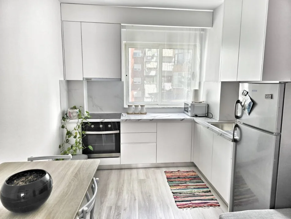 Tirane, jepet me qera apartament 1+1 Kati 4, 62 m² 600 € (Pazari i Ri)