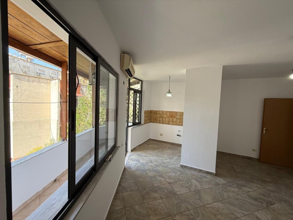 Tirane, shitet garsonier 1+1 Kati 3, 45 m² 110.000 € (Pazari i Ri)