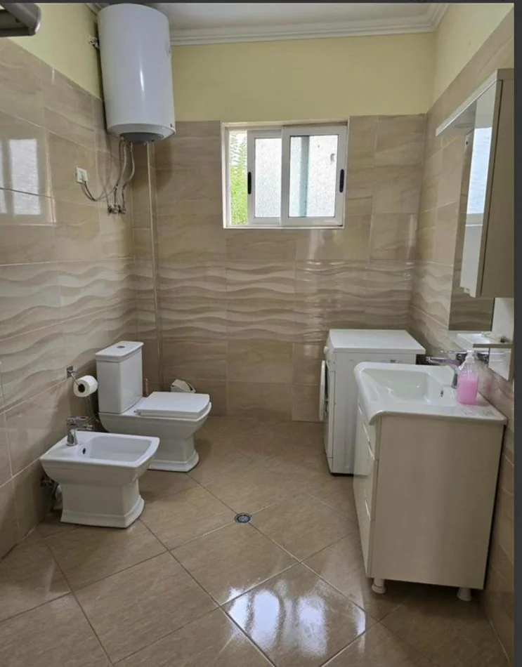 Tirane, jepet me qera apartament 1+1+Ballkon Kati 1, 70 m² 400 € (rruga halit bega)