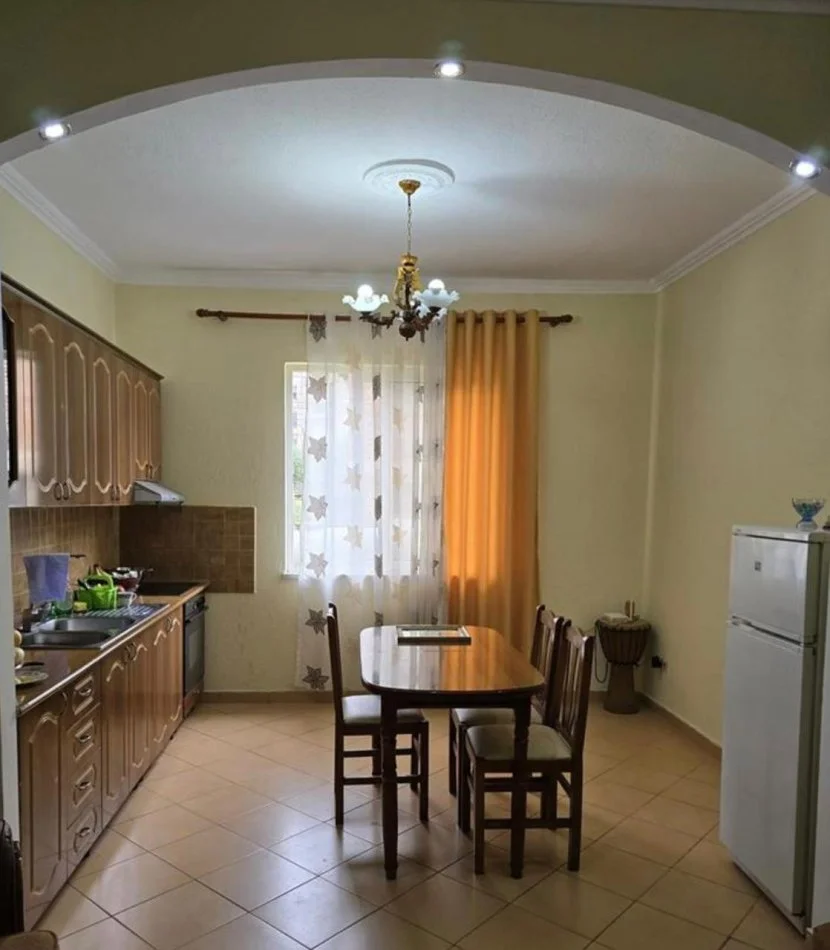 Tirane, jepet me qera apartament 1+1+Ballkon Kati 1, 70 m² 400 € (rruga halit bega)