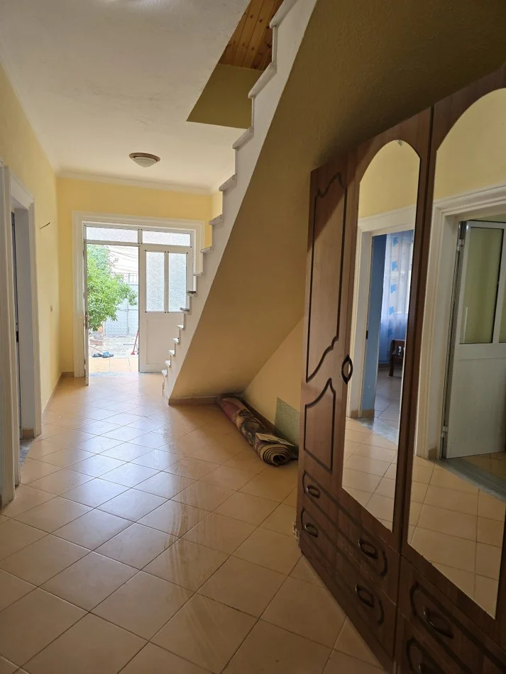 Tirane, jepet me qera apartament 1+1+Ballkon Kati 1, 70 m² 400 € (rruga halit bega)