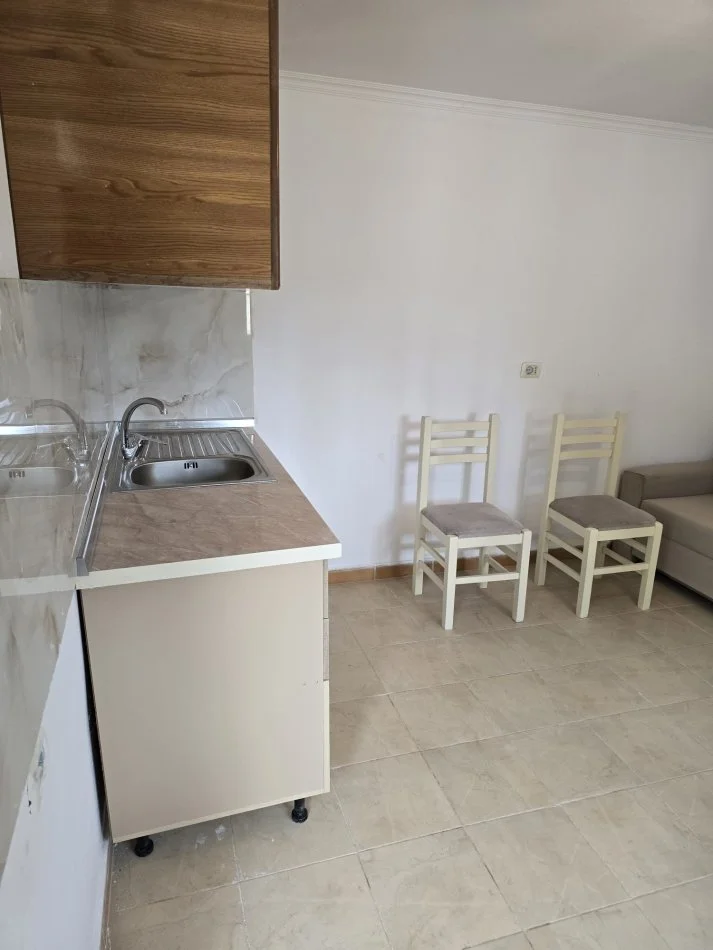 Tirane, jepet me qera garsonier 1+1 Kati 1, 40 m² 260 € (rruga halit bega)