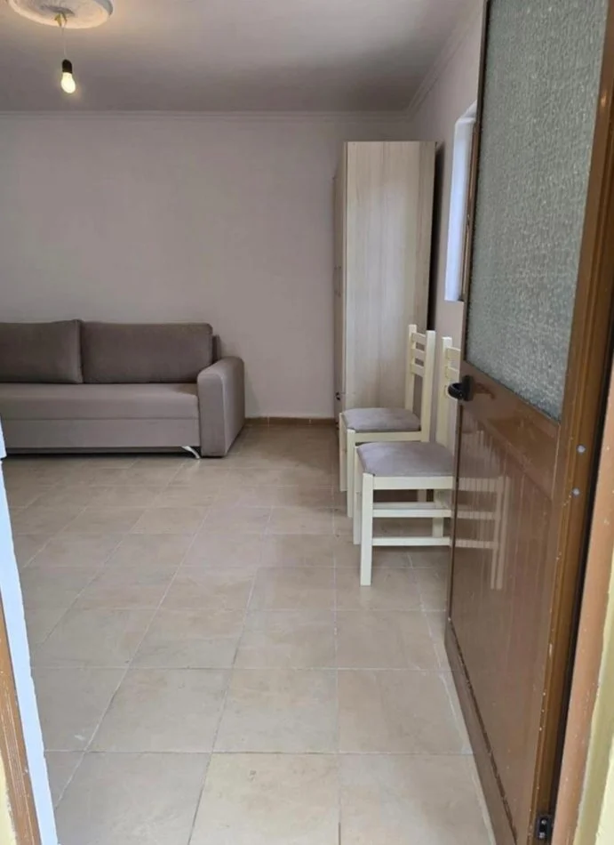 Tirane, jepet me qera apartament 1+1 Kati 1, 40 m² 250 € (RRUGA HALIL BEGA)