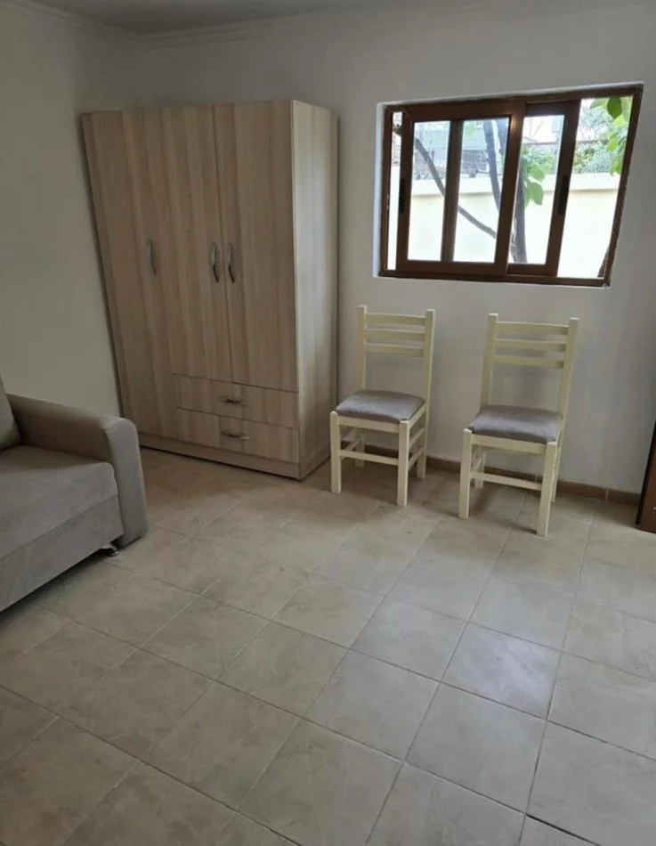 Tirane, jepet me qera garsonier 1+1 Kati 1, 40 m² 250 € (rruga halit bega)