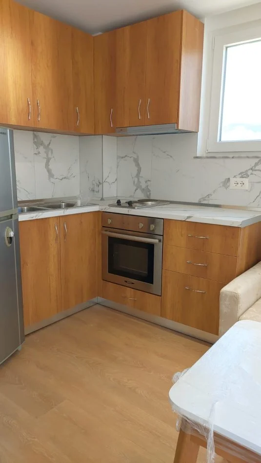 Tirane, jepet me qera apartament 1+1 Kati 7, 75 m² 600 € (Medrese)