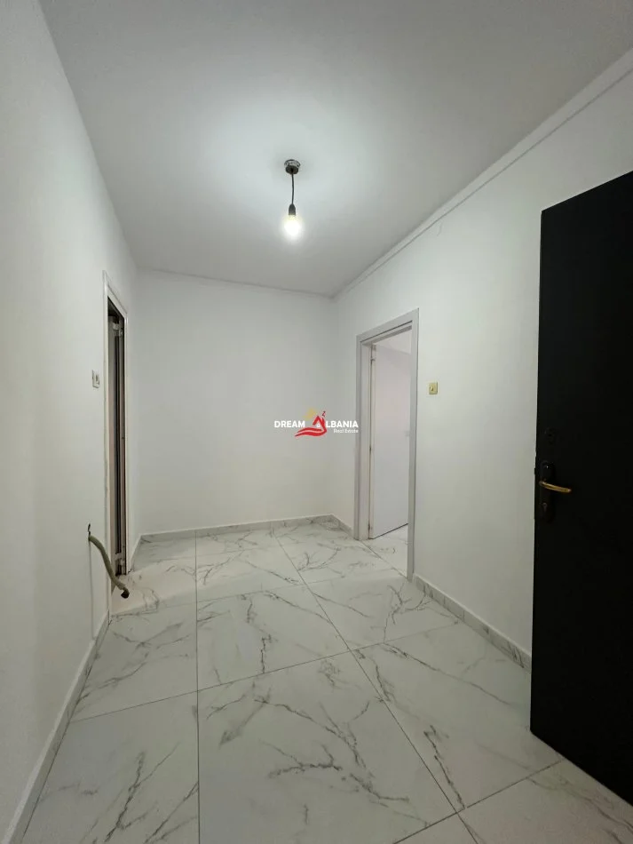 Tirane, jepet me qera 1+1 Kati 1, 65 m² 450 € (tek Ish Parku prane Kompleksit Kontakt)