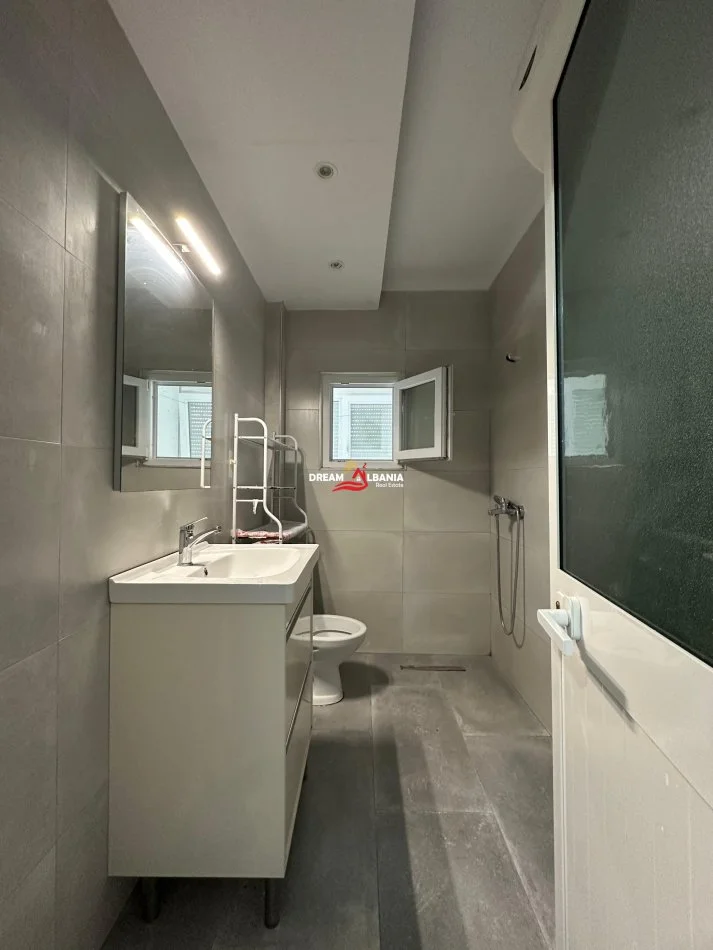 Tirane, jepet me qera 1+1 Kati 1, 65 m² 450 € (tek Ish Parku prane Kompleksit Kontakt)