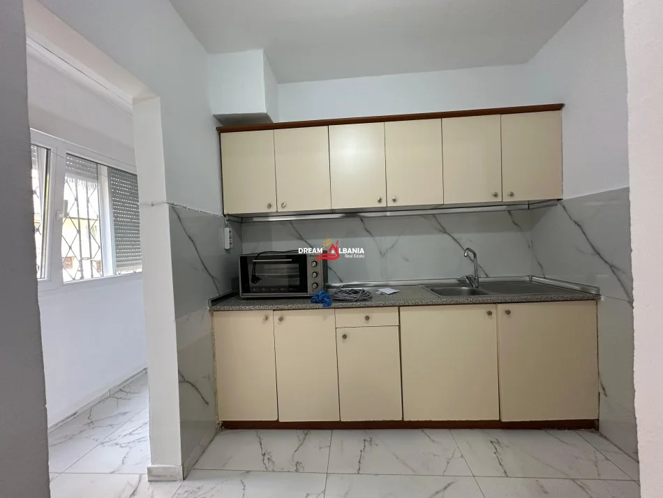 Tirane, jepet me qera 1+1 Kati 1, 65 m² 450 € (tek Ish Parku prane Kompleksit Kontakt)