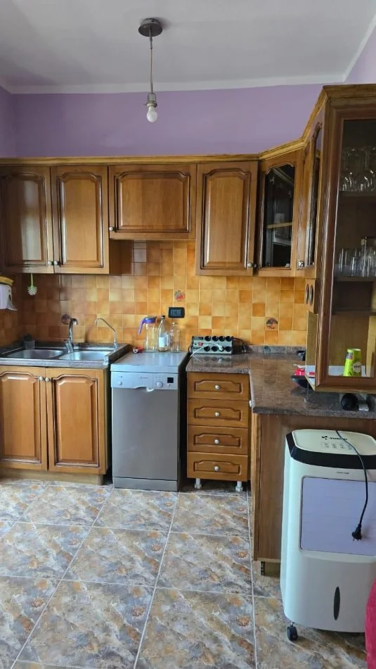 Durres, jepet me qera apartament 1+1 , 40.000 leke/muaj (Muzeumi,Durres)