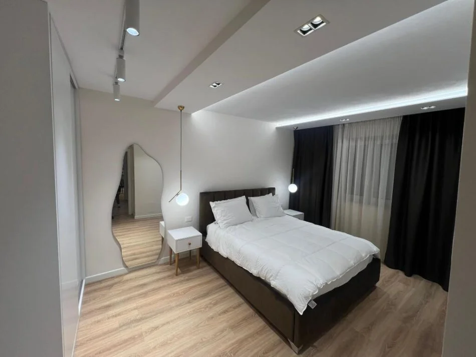 Tirane, jepet me qera apartament 2+1+Ballkon Kati 1, 93 m² 1.000 € (Qender)