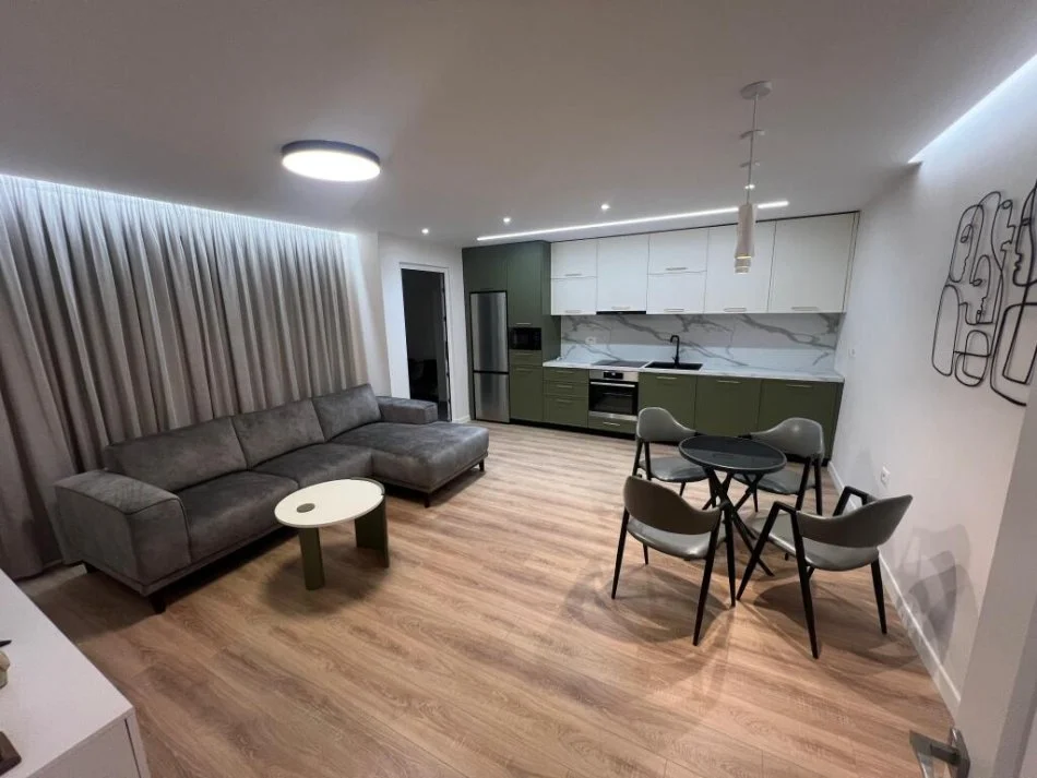 Tirane, jepet me qera apartament 2+1+Ballkon Kati 1, 93 m² 1.000 € (Qender)