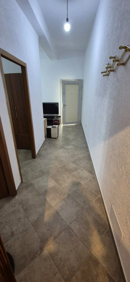 Tirane, jepet me qera apartament 2+1 Kati 1, 60 m² 410 € (rruga selaudin zorba)