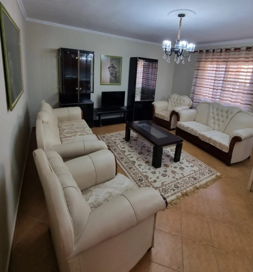 Tirane, jepet me qera apartament 2+1+Ballkon Kati 2, 96 m² 510 € (blloku i vilave selite)