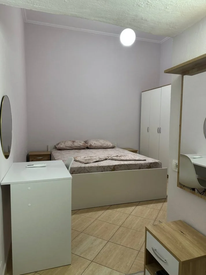 Tirane, jap me qera garsonier 1+1 Kati 1, 40 m² 300 € (Rruga Jorgo Plaku ne 5 Maj)