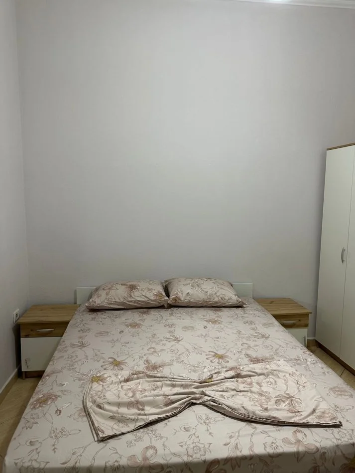 Tirane, jap me qera garsonier 1+1 Kati 1, 40 m² 300 € (Rruga Jorgo Plaku ne 5 Maj)