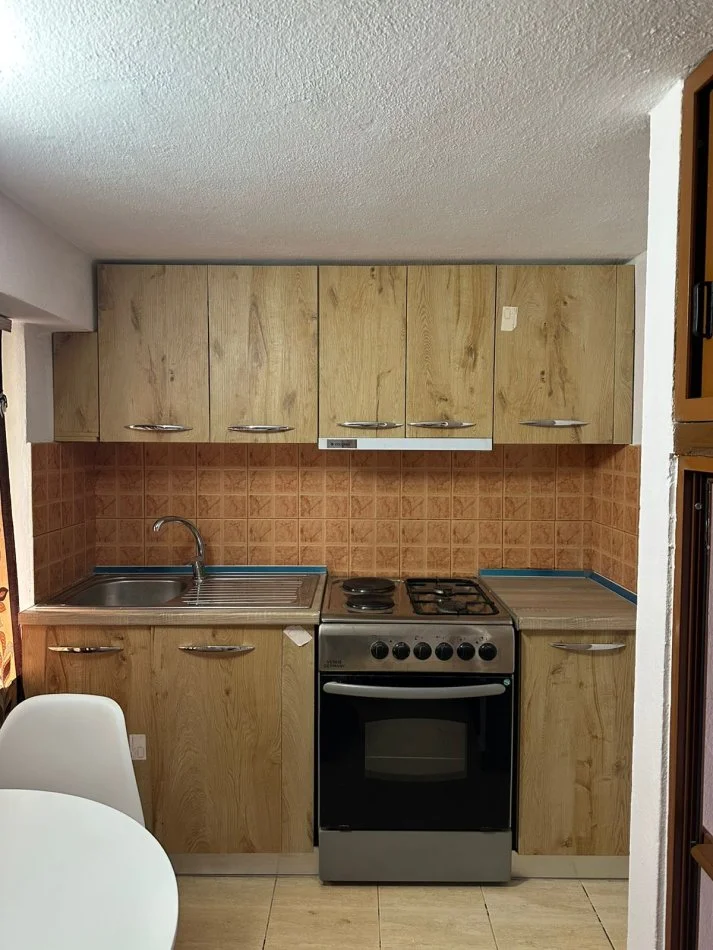 Tirane, jap me qera garsonier 1+1 Kati 1, 40 m² 300 € (Rruga Jorgo Plaku ne 5 Maj)