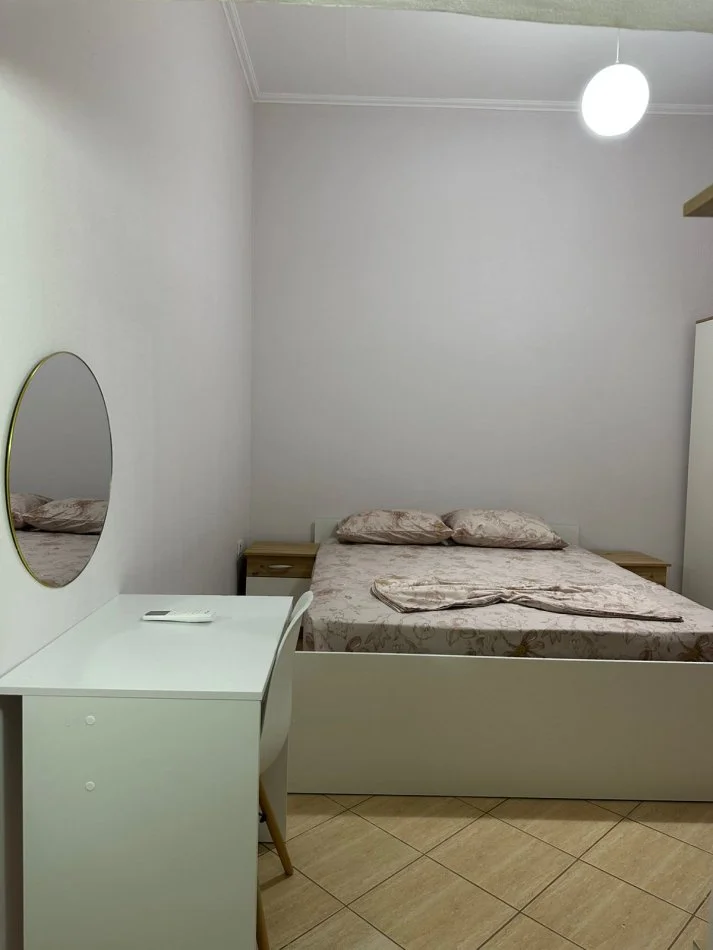 Tirane, jap me qera garsonier 1+1 Kati 1, 40 m² 300 € (Rruga Jorgo Plaku ne 5 Maj)