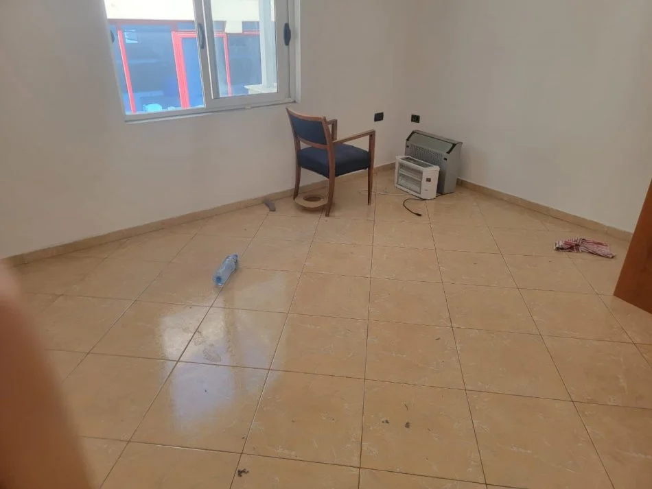Tirane, jepet me qera apartament 1+1 Kati 3, 50 m² 310 € (rraga vedat kokona)