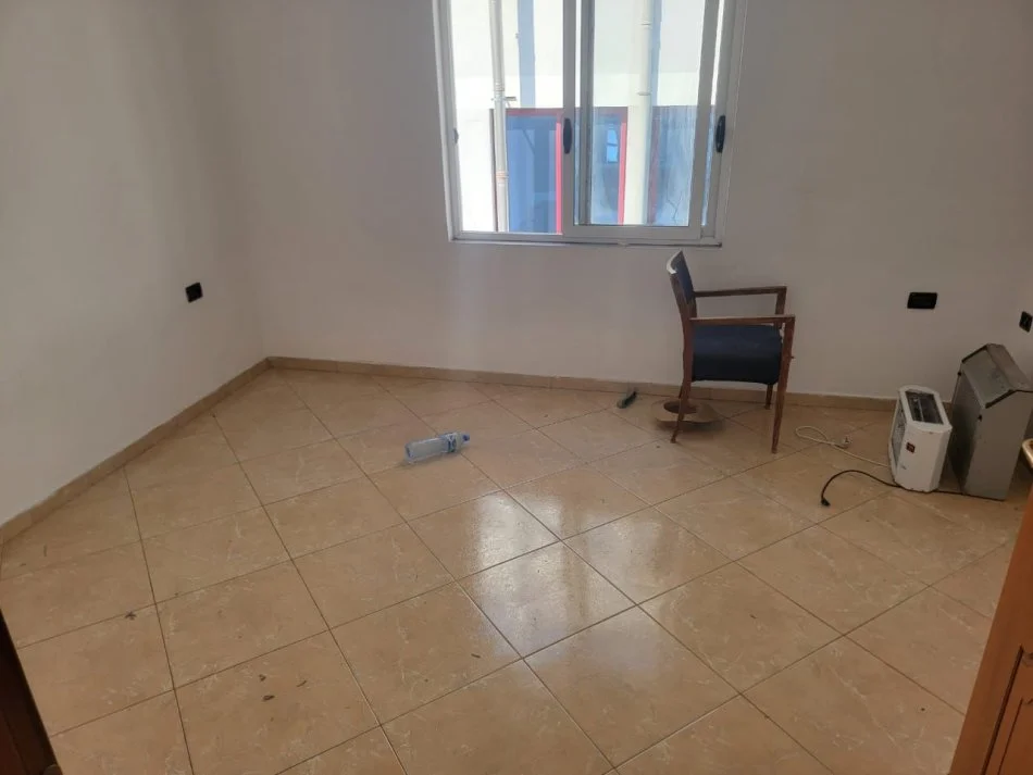 Tirane, jepet me qera apartament 1+1 Kati 3, 50 m² 310 € (rraga vedat kokona)