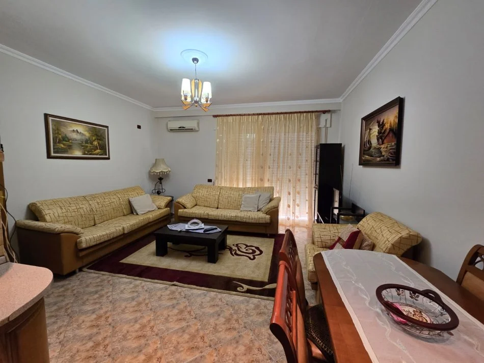Tirane, jepet me qera apartament 1+1+Ballkon Kati 2, 75 m² 520 € 