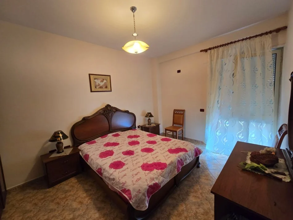 Tirane, jepet me qera apartament 1+1+Ballkon Kati 2, 75 m² 520 € 