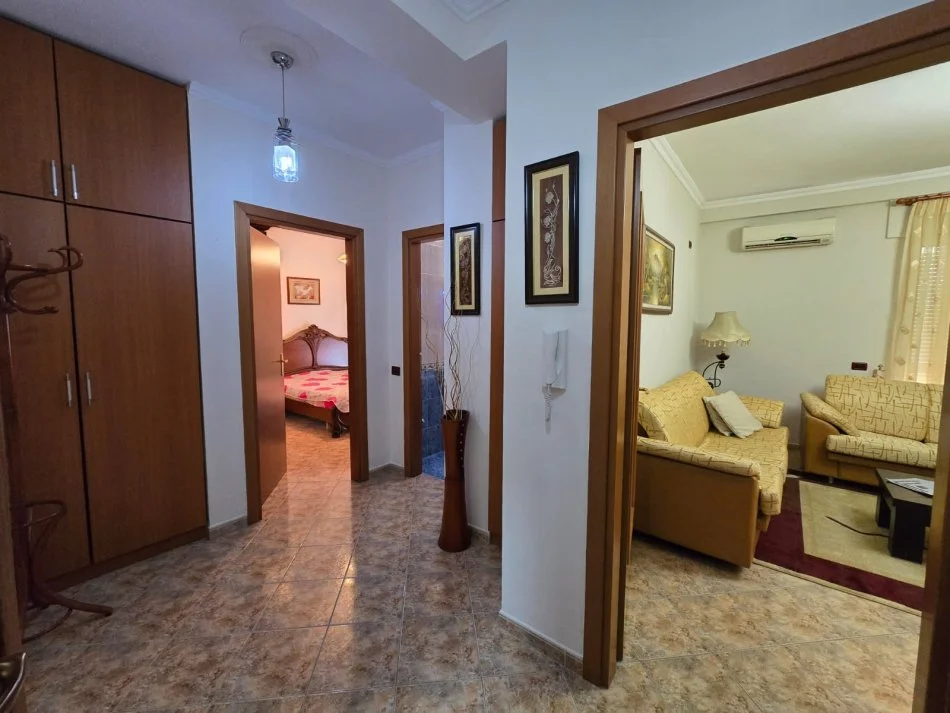 Tirane, jepet me qera apartament 1+1+Ballkon Kati 2, 75 m² 520 € 