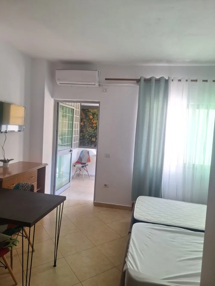 Tirane, jepet me qera garsonier 1+1 Kati 2, 45 m² 400 € (Rr Durresit / Ambasadat)