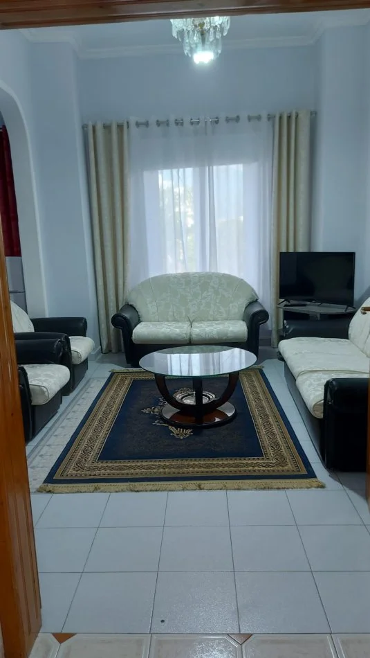 Tirane, jepet me qera apartament 2+1+Ballkon Kati 4, 95 m² 660 € (TEK SHALLVARET)