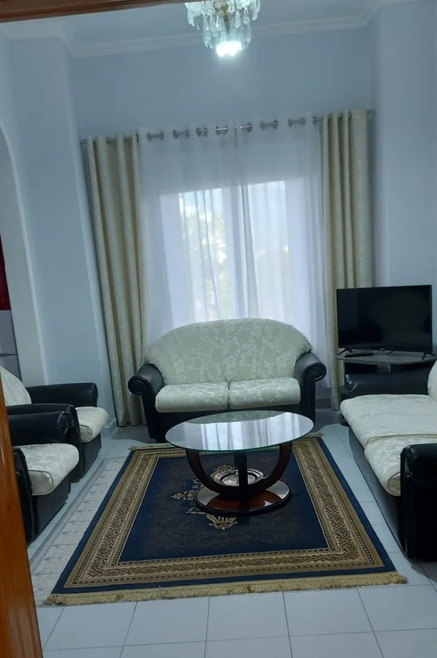 Tirane, jepet me qera apartament 2+1+Ballkon Kati 4, 95 m² 660 € (pallatet shallvare)