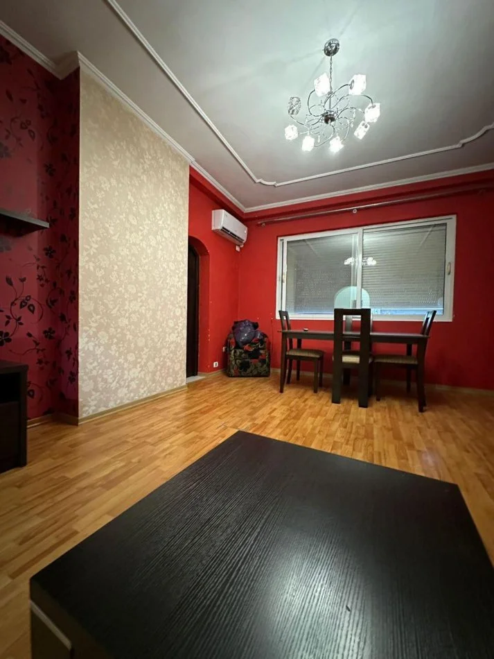 Tirane, jepet me qera apartament 2+1+Ballkon Kati 4, 79 m² 500 € (rr Kavajes)