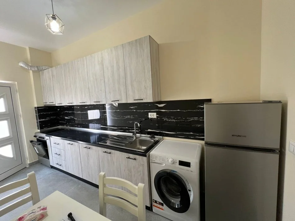 Tirane, jap me qera apartament 1+1 Kati 1, 50 m² 400 € (afer big market allias)