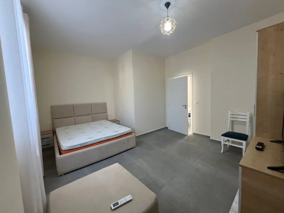 Tirane, jap me qera apartament 1+1 Kati 1, 50 m² 400 € (afer big market allias)