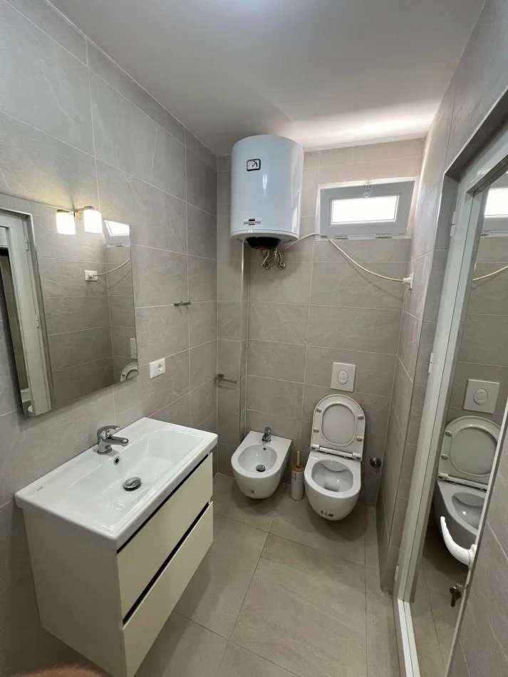 Tirane, jap me qera apartament 1+1 Kati 1, 50 m² 400 € (afer big market allias)