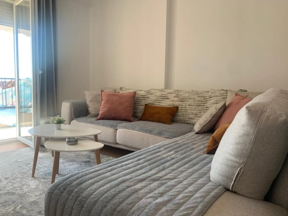 Tirane, jepet me qera apartament 2+1+Ballkon Kati 9, 99 m² 600 € (Concord Center)