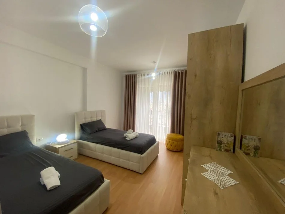 Tirane, jepet me qera apartament 2+1+Ballkon Kati 9, 99 m² 600 € (5 maj pallatet Edil Alb)