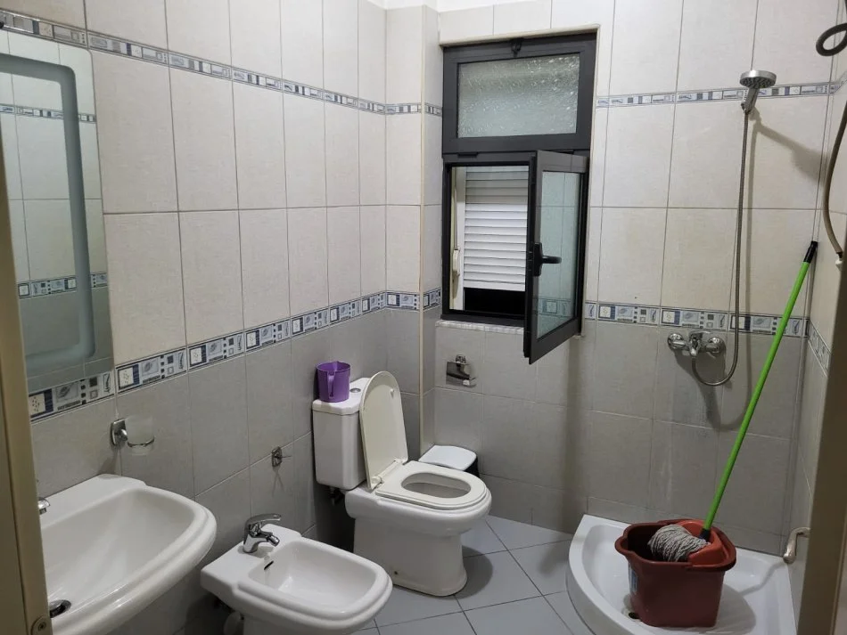 Tirane, jap me qera apartament 3+1+Ballkon Kati 2, 228 m² 600 € (afer qendres tregtare TEG)