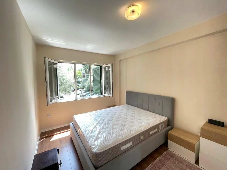 Tirane, jepet me qera apartament 3+1+Ballkon Kati 2, 130 m² 1.100 €
